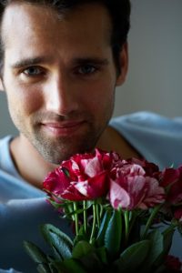 muskarac romantican savrsen ljubav veze cvec
