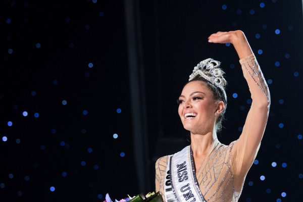 Demi-Li Nel-Piters Mis Univerzuma