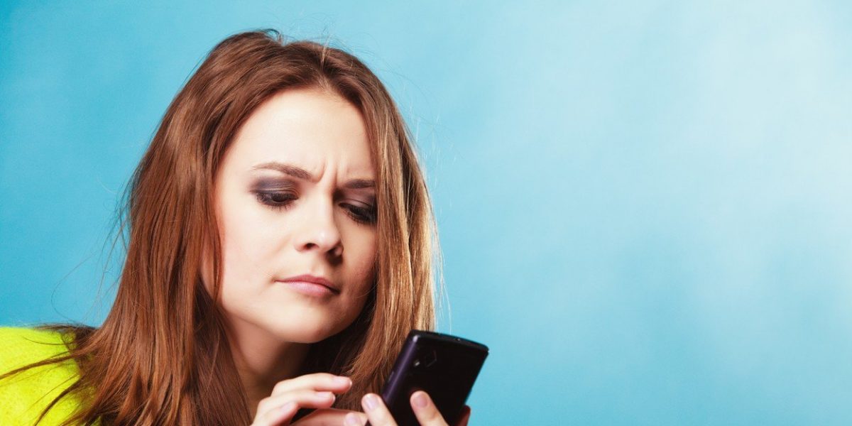 devojka na telefonu, pisanje poruka, sms