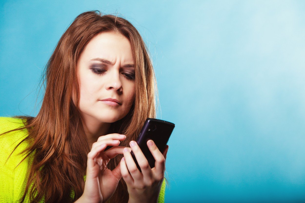 devojka na telefonu, pisanje poruka, sms