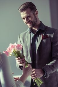muskarac romantican savrsen ljubav veze cvec