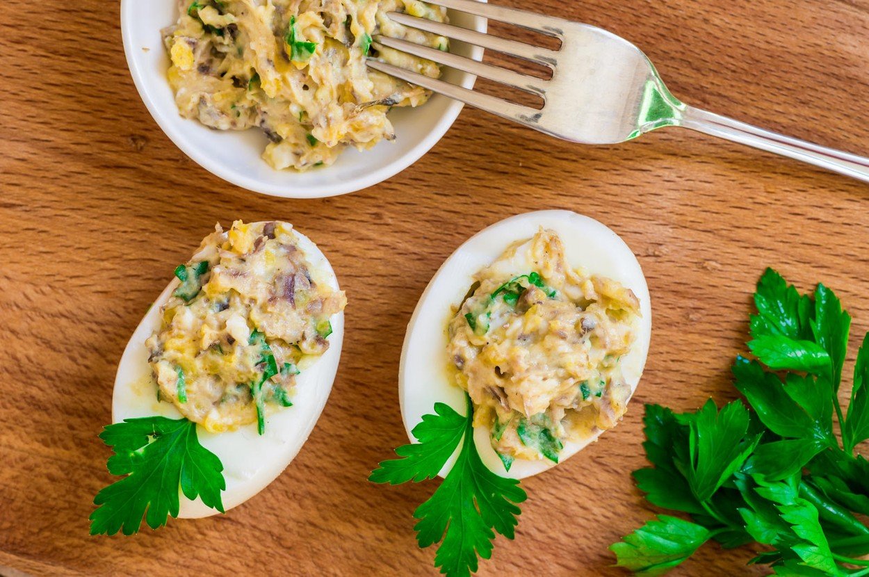 kuvana jaja, kanape, salata