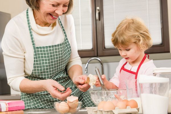 baka i unuka, kuhinja, spremanje kolaca, hrana, recept,porodica, sreća, slatkiši