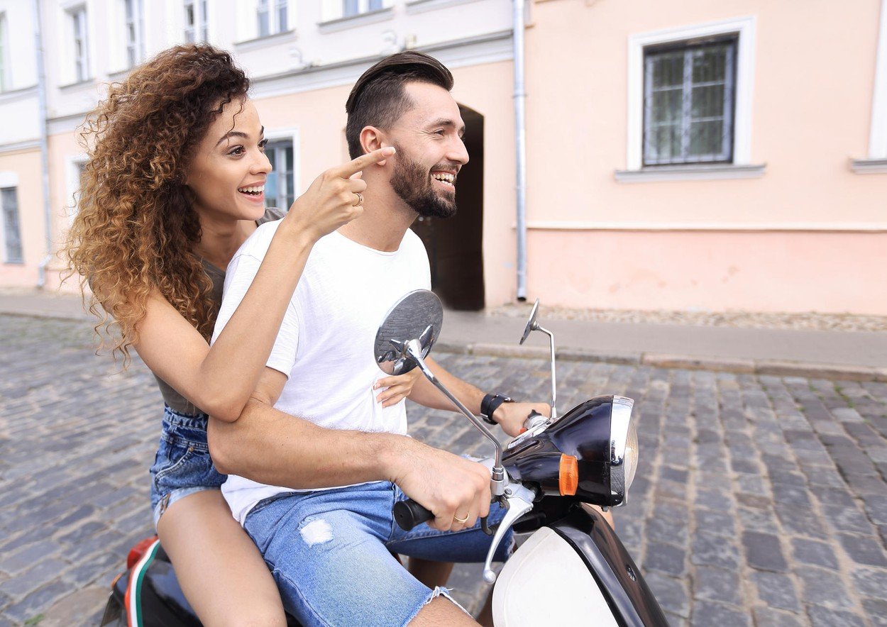 devojka, decko, veze, ljubav, vespa, avantura